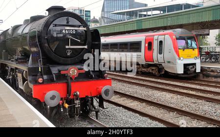 Locomotiva LMS n. 46100 Royal Scot alla stazione centrale di Cardiff dopo aver trasportato i treni Saphos railtour il Welshman da Kingswear. 14.09.2021. Foto Stock