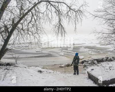 Mattina invernale nebbia sulle rive del fiume Neva a San Pietroburgo. Foto Stock