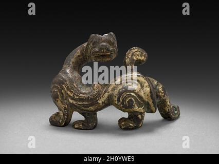 Fantastico Lion, 206 BC - AD 220. Cina, dinastia Han (202 BC-AD 220). Bronzo; complessivo: 4,6 cm (1 13/16 in.). Foto Stock