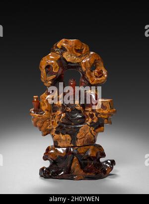 Bodhisattva Guanyin seduto in una roccia Grove, 1675-1700. Cina, dinastia Qing (1644-1911). Ocra opaco e traslucido rosso-arancione ambra; complessivo: 22,9 cm (9 in.). Foto Stock