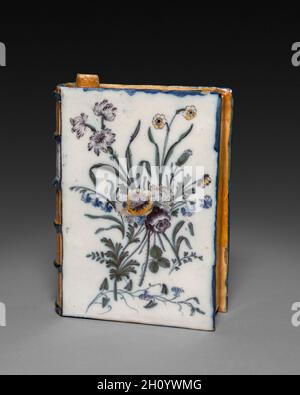 Scaldabiberon o fiasca, metà del 1700. Francia, Marsiglia (?), metà del XVIII secolo. Fairence; totale: 20 x 15 x 5.5 cm (7 7/8 x 5 7/8 x 2 3/16 pollici). Foto Stock