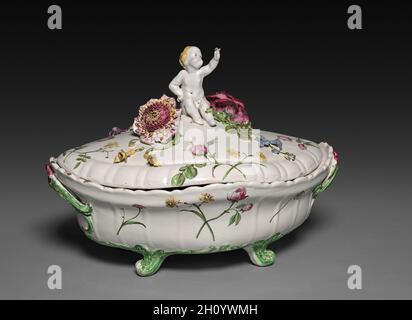 Tureen coperto, c. 1760-70. Francia, Marsiglia. Fairence; totale: 29.7 x 41.1 x 29.9 cm (11 11/16 x 16 3/16 x 11 3/4 poll.). Foto Stock