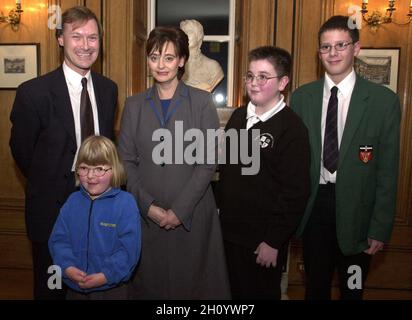 Foto di archivio datata 14/12/00 della moglie dell'allora primo ministro, Cherie Blair che ospita una festa del tè al No 10 Downing Street, Londra, con David Amess MP per Southend West, con i suoi ospiti (da sinistra: Louise Hebden, Jack Knight e Mark Bourne.il deputato conservatore Sir David Amess è stato rapito diverse volte in un intervento chirurgico nella sua circoscrizione di Southend West. Data di emissione: Venerdì 15 ottobre 2021. Foto Stock