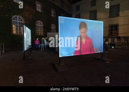 L’installazione audiovisiva Reality Check si basa sul famoso discorso di Greta Thunberg al vertice delle Nazioni Unite e sul grande dittatore di Charlie Chaplin. Mentre Foto Stock