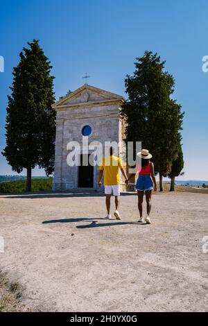 San Quirico d'Orcia, Italia Agosto 2021 Cappella della Madonna di Vitaleta in Val d'Orcia, Toscana, Italia misteriosa prima luce al mattino con cipressi. Foto Stock