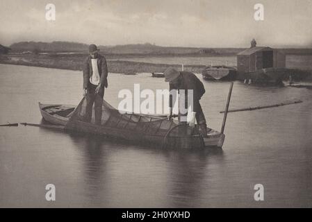 Vita e Paesaggio sui Broads di Norfolk: Prendere la rete di Eel, 1886. Peter Henry Emerson (britannico, 1856-1936). Stampa Platinum; immagine e carta: 18.9 x 28.3 cm (7 7/16 x 11 1/8 poll.); montata: 28.7 x 40.9 cm (11 5/16 x 16 1/8 poll.). Foto Stock