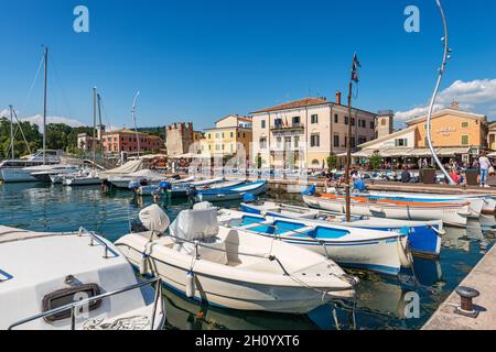 Porto del Lago di Garda con molte barche ormeggiate. Piccolo borgo di Bardolino, località turistica in provincia di Verona, Veneto, Italia, Sud Europa. Foto Stock