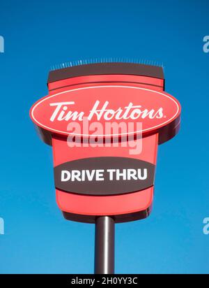 Cartello fuori Tim Hortons Drive attraverso il ristorante a Washington, nord est Inghilterra, Regno Unito Foto Stock