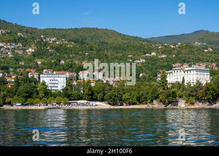 Kroatien, Istrien, Franz-Joseph-Promenade a Lovran, Strand unterhalb der der orthopädischen Klinik (Klinika za Ortopediju) Foto Stock
