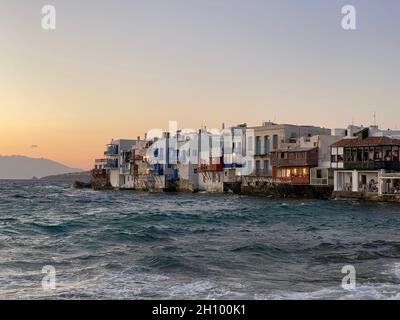 Guarda le case frontali di Little Venice sull'isola di Mykonos, in Grecia Foto Stock