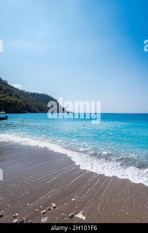 Spiaggia in Turchia, spiaggia sabbiosa estiva vista mare sulla spiaggia di Kabak vicino a Fethiye in Turchia, mare Mediterraneo. Foto Stock