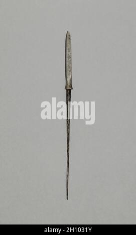 Punto freccia, 1700. Giappone, periodo Edo (1615-1868). Acciaio; lunghezza complessiva: 16.6 cm (6 9/16 in.); testa: 5.8 cm (2 5/16 in.). Foto Stock