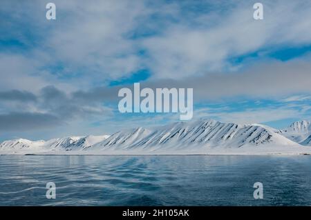 Ghiacciaio di Monaco al largo delle rive dell'Oceano Artico. Ghiacciaio di Monaco, Isola di Spitsbergen, Svalbard, Norvegia. Foto Stock