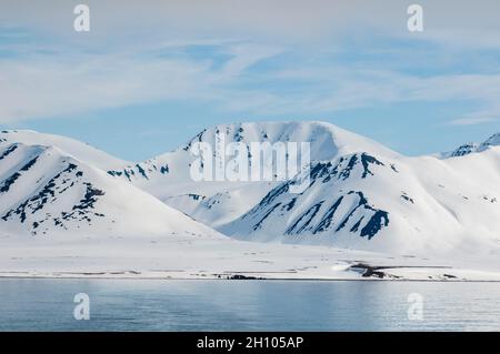 Ghiacciaio di Monaco al largo delle rive dell'Oceano Artico. Ghiacciaio di Monaco, Isola di Spitsbergen, Svalbard, Norvegia. Foto Stock