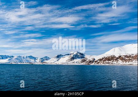 Ghiacciaio di Monaco al largo delle acque dell'Oceano Artico. Ghiacciaio di Monaco, Isola di Spitsbergen, Svalbard, Norvegia. Foto Stock