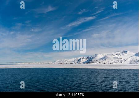 Ghiacciaio di Monaco al largo delle acque dell'Oceano Artico. Ghiacciaio di Monaco, Isola di Spitsbergen, Svalbard, Norvegia. Foto Stock