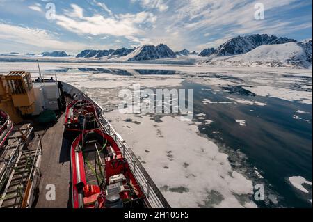 La MS Nordstjernen naviga in acque polari al largo del ghiacciaio di Monaco. Ghiacciaio di Monaco, Isola di Spitsbergen, Svalbard, Norvegia. Foto Stock