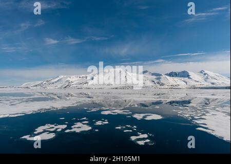 Ghiacciaio di Monaco e la sua riflessione specchio sulle acque artiche. Ghiacciaio di Monaco, Isola di Spitsbergen, Svalbard, Norvegia. Foto Stock