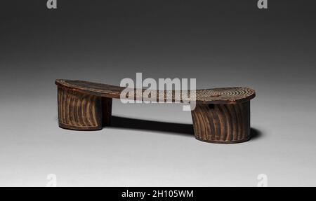 Scarpa tipo Patten, c 1800. Africa, Africa Centrale, Repubblica Democratica del Congo, Kuba o Bushongo, XIX secolo. Legno; totale: 6 x 9.5 cm (2 3/8 x 3 3/4 poll.). Foto Stock