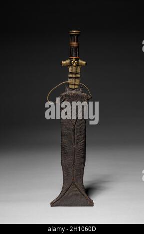 Coltello, 1800. Africa, Africa Centrale, Repubblica Democratica del Congo, XIX secolo. Ferro, legno, lega di rame, pelle rettile, cuoio o ravide, e borchie da tappezzeria; totale: 49.8 cm (19 5/8 poll.); lama: 33 cm (13 poll.). Foto Stock