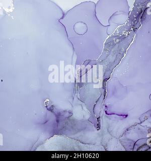 Onde di vernice liquida viola. Acrilico metallico fumé Foto Stock