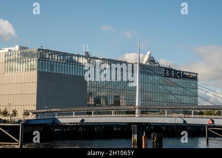 BBC Scotland e Bells Bridge sulle rive del fiume Clyde mentre Glasgow si prepara ad ospitare COP26. Foto Stock