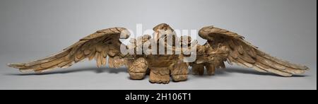 Pezzo centrale di un Carving da un Overmantel, c.. 1675–1677. Grinling Gibbons (britannico, 1648-1721). Lindenwood; la disposizione degli elementi architettonici all'interno di grandi spazi interni alla fine del 1600 e all'inizio del 1700 enfatizzava la simmetria e l'altezza. Elementi decorativi come i mantelli, gli specchi, i dipinti e le decorazioni applicate delle pareti sono stati spesso impilati per ottenere un punto focale visivo ad una o entrambe le estremità della stanza. Questa particolare decorazione di un tempo era appesa sopra il camino nella Sala disegno Verde del Conte d'Essex a Cassiobury a Watford, vicino Londra. Nel 1823, Foto Stock