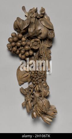 Scultura da un Overmantel, c.. 1675–1677. Grinling Gibbons (britannico, 1648-1721). Lindenwood; la disposizione degli elementi architettonici all'interno di grandi spazi interni alla fine del 1600 e all'inizio del 1700 enfatizzava la simmetria e l'altezza. Elementi decorativi come i mantelli, gli specchi, i dipinti e le decorazioni applicate delle pareti sono stati spesso impilati per ottenere un punto focale visivo ad una o entrambe le estremità della stanza. Questa particolare decorazione di un tempo era appesa sopra il camino nella Sala disegno Verde del Conte d'Essex a Cassiobury a Watford, vicino Londra. Nel 1823, la vernice britannica Foto Stock