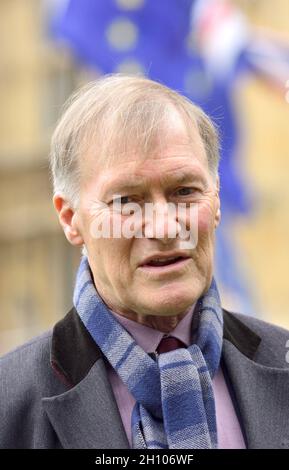 Sir David Amess MP (Cost: Southend West) essendo intervistato circa Brexit su College Green, Westminster, 27 marzo 2019 Foto Stock