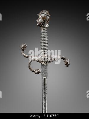 Rapier, c. 1600. Germania, Solingen, inizio del XVII secolo. Russeted e acciaio dorato con intarsi argento, pomo e termini quillons cesellato nella forma di teste di guerriero; complessivo: 125,4 cm (49 3/8 in.); blade: 111 cm (43 11/16 in.); quillions: 15 cm (5 7/8 in.); impugnatura: 12,7 cm (5 in.). Foto Stock