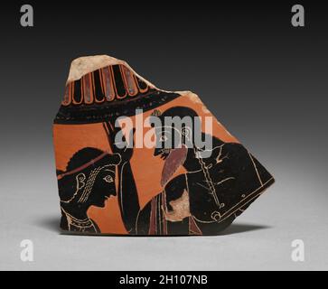 Frammento da Black-Figure collo-Amphora di forma panatenaica (vaso di stoccaggio): Apollo e Zeus, c. 520 A.C. Modo di Antimenes Pittore (greco, Attico, attivo c.. 530-510 A.C.). Ceramica; totale: 1.2 x 0.7 cm (1/2 x 1/4 poll.). Il confronto con vasi meglio conservati, e con altre opere d'arte e monumenti, come il famoso Tesoro sifniano di Delfi, aiuta a riempire parte dell'azione che non è più sopravvissuta al resto di questo vaso, che un tempo mostrava Apollo ed Erakes che lottavano per il treppiede Delphic. Una gamba a zampa di cavallotto sopravvive, attraverso il petto di Zeus, la figura boscata che si int Foto Stock