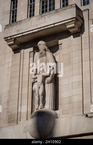 Dettagli Art Deco della Broadcasting House, sede della BBC a Portland Place e Langham Place, Londra, Inghilterra, Regno Unito Foto Stock