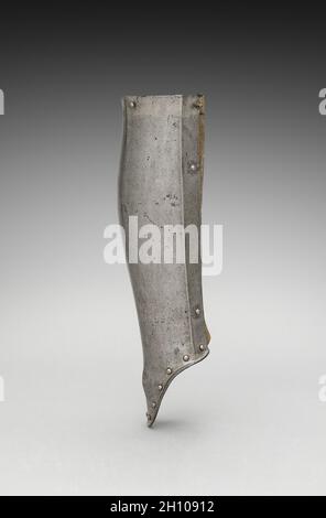 A destra Greave, 1801-1900. Germania, 19 ° secolo. Acciaio con vernice nera; totale: 27.3 x 33 cm (10 3/4 x 13 poll.). Foto Stock