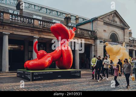 Londra, UK - 09 ottobre 2021: I cani da mongolfiera di Whatshisname della sua collezione Popek a Covent Garden. Il progetto è in collaborazione con Castle fine Art Foto Stock