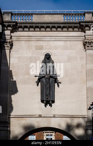 Madonna col Bambino di Sir Jacob Epstein all'ingresso di Dean's Mews, Cavendish Square, Marylebone, City of Westminster, Londra, Inghilterra, Regno Unito Foto Stock