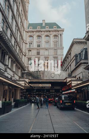 Londra, Regno Unito - 09 ottobre 2021: Entrata del Savoy Hotel, un lussuoso hotel di riferimento sullo Strand a Londra risalente al 1880. Foto Stock