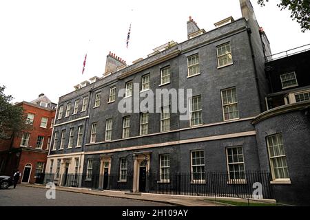 Le bandiere dell'Unione sopra Downing Street sono state abbassate a metà palo dopo la morte del deputato conservatore Sir David Amess, che è stato rapito parecchie volte ad un ambulatorio nella sua circoscrizione di Southend West. Un uomo è stato arrestato per l'incidente in Eastwood Road North, Leigh-on-Sea, Essex, e gli ufficiali non sono alla ricerca di nessun altro. Data foto: Venerdì 15 ottobre 2021. Foto Stock