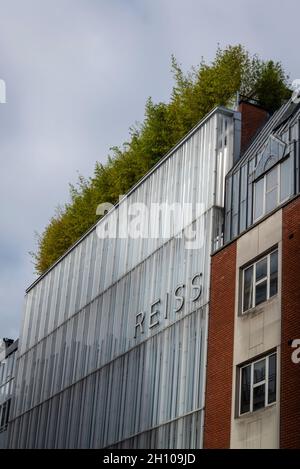 Edificio sede di Reiss con alberi sul tetto, Marylebone, City of Westminster, Londra, Inghilterra, REGNO UNITO Foto Stock