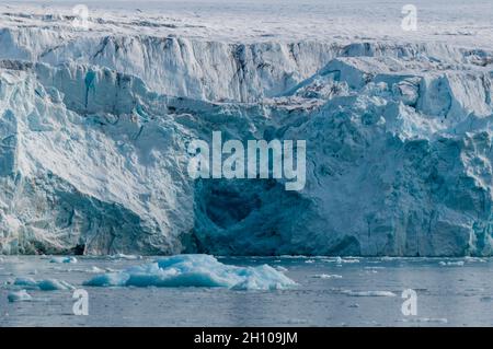 Il ghiaccio galleggia nelle acque artiche di fronte al ghiacciaio Lilliehook. Lilliehookfjorden, Spitsbergen Island, Svalbard, Norvegia. Foto Stock