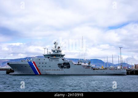 REYKJAVIK, ISLANDA - 12 giugno 2021: Nave della guardia costiera islandese ormeggiata al vecchio porto di Reykjavik. Foto Stock