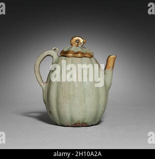 Produttore di vino a forma di melone, 1100-1200. Corea, periodo Goryeo (918-1392). Celadon; diametro esterno: 6.7 cm (5/8 in.); altezza con coperchio: 9 cm (9/16 in.). Molte ceramiche celadoni, come queste due vaschette in miniatura, sono state riparate con lacca d'oro. Detto kintsugi (letteralmente significa "Falegnameria d'oro") in giapponese, questo metodo di restauro evidenzia le parti rotte con oro scintillante mescolato con lacca. Iniziata nel Giappone del XV secolo, la tecnica segue un concetto estetico popolare chiamato wabi-sabi, che trova bellezza in cose imperfette. I celadei di Goryeo sono stati considerati tesori rari tra i primi Foto Stock