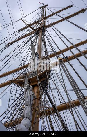 REYKJAVIK, ISLANDA - 11 giugno 2021: Albero principale, nido di corvo, vele, cortili e funi da traino sul ponte della nave da crociera statunitense Eagle. Foto Stock