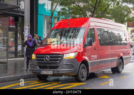 Belgrado, Serbia - 30 settembre 2021: Mini bus rosso trasporto pubblico in stazione al giorno delle piogge. Foto Stock