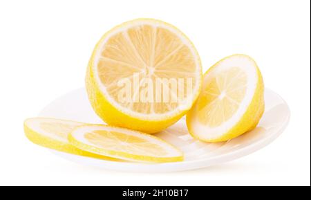 Affettato ​​lemon su un piatto bianco isolato su sfondo bianco. Tracciato di ritaglio. Profondità di campo completa. Foto Stock