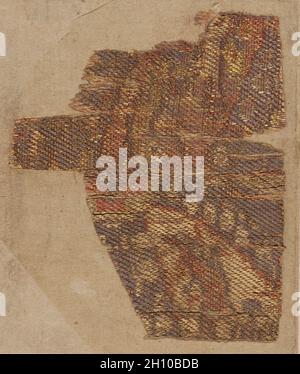 Frammento, 700 s. Cina o Giappone, VIII secolo. Twill composto, seta; totale: 8 x 6.7 cm (3 1/8 x 2 5/8 poll.). Foto Stock