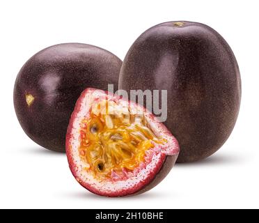 Due frutti della passione e fettine isolate su sfondo bianco. Tracciato di ritaglio. Profondità di campo completa. Foto Stock