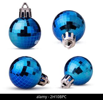 Set natale giocattolo blu sfaccettato palla. Decorazioni di Capodanno isolate su sfondo bianco. Tracciato di ritaglio. Profondità di campo completa. Foto Stock