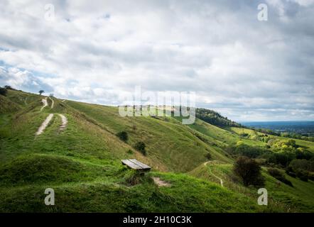 Una panca di legno libera sopra le colline ondulate in South Downs, guardando verso Ditchling Beacon Foto Stock