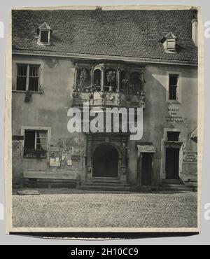 Facciata Alsacienne, corpo di Garde à Colmar, c. 1870. Adolphe Braun (francese, 1812-1877). Stampa in carbonio Mammoth senza finitura; immagine: 43.8 x 37.5 cm (17 1/4 x 14 3/4 pollici); carta: 46.7 x 40.1 cm (18 3/8 x 15 13/16 pollici). Questa struttura rinascimentale tedesca fu costruita nel 1575 per essere il municipio di Colmar, ma finì per diventare una casa di guardia. Adolph Braun visse in un'altra città della stessa provincia, l'Alsazia, e produsse una vasta serie di vedute dei monumenti e dei paesaggi della regione. Ha commercializzato le immagini non solo localmente ma in tutta Europa e Nord America. Foto Stock