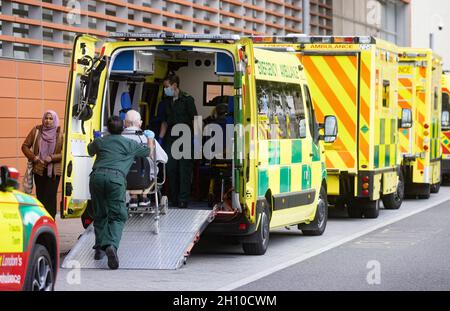 Londra, Regno Unito. 15 ottobre 2021. Code di ambulanze e un flusso costante di arrivi al Whitechapel Hospital. Poco meno di 38,000 nuovi casi di Covid sono stati segnalati il 14 ottobre. Il sistema NHS è sottoposto a una pressione grave con un grande ritardo di pazienti per le operazioni di routine. Credit: Mark Thomas/Alamy Live News Foto Stock